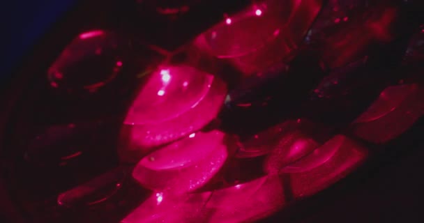 Equipamento de iluminação de trabalho. um grande holofote brilha vermelho.close-up — Vídeo de Stock