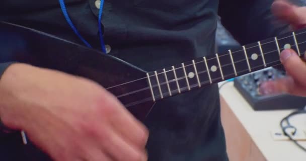 Unrecognizable musician playing balalaika.balalaika in the hands of a man.close-up — Stock Video