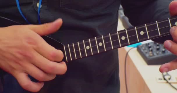 Hobby e tempo libero. musicista irriconoscibile suona il balalaika.close-up — Video Stock