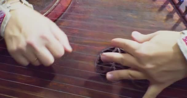 Hobby 's en vrijetijd.mannelijke handen bespelen de snaren van een oud muziekinstrument genaamd de gusli.close-up — Stockvideo