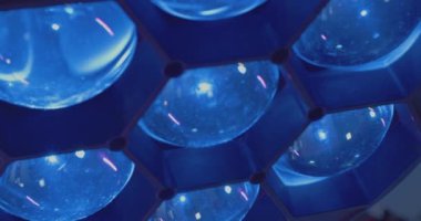 Modern ışıklandırma ekipmanı. Büyük bir spot ışığı parlak bir ışıkla parlar. Yakın çekim.