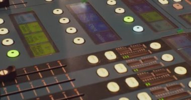 Modern ses donanımı. Ses denetimi için dijital ses konsolu. Yakın plan