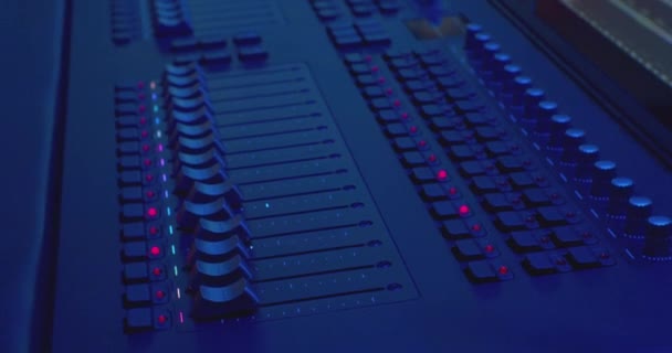 Moderne Studioausstattung. Equalizer bewegen sich an das elektronische Mischpult, um den sound.sound mixer.close-up zu steuern — Stockvideo