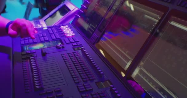 Σύγχρονο εξοπλισμό ήχου. άνθρωπος λειτουργεί ψηφιακή ήχου mixer.close-up — Αρχείο Βίντεο