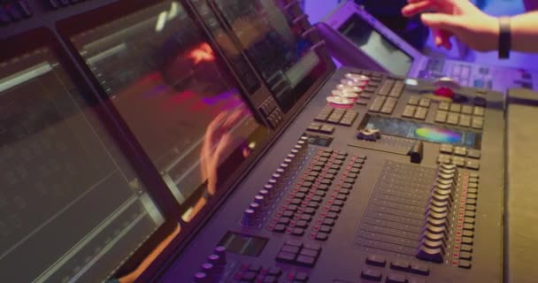 Modern ljudutrustning. man driver digital ljud mixer.close-up — Stockvideo