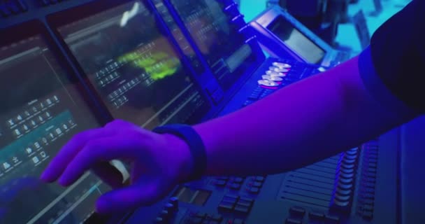 Audio mixer a hangstúdióban. videó a kezek forgatásáról és beállításáról elektronika és kiegyenlítő.Közelkép — Stock videók