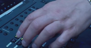 Modern ses donanımı. Müzisyen müzik konsolunu kontrol eder. Dijital ses karıştırıcı.