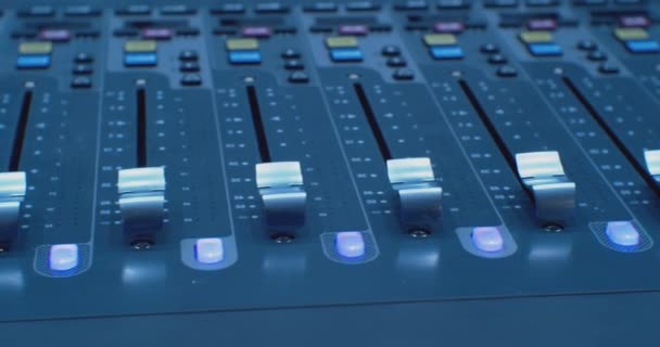 Modern hangberendezés.digitális audio konzol audio control.close-up — Stock videók