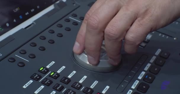 Zvukař pracuje za moderním digitálním audio mixérem.hands a zvukové ovládání panel close-up — Stock video