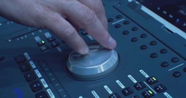 Équipement sonore moderne.le musicien contrôle la console de musique.mixeur audio numérique.close-up — Video