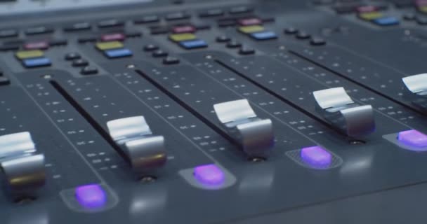 Pięknie oświetlone przyciski wyrównujące i wskaźniki nowoczesnego cyfrowego sprzętu audio mixer.sound. Close-up — Wideo stockowe