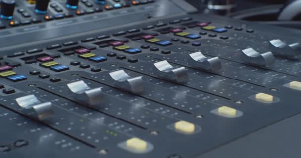 Belamente iluminado botões equalizadores e indicadores do moderno mixer.sound áudio digital equipment.Close-up — Vídeo de Stock