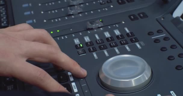 Zvukař pracuje za moderním digitálním audio mixérem.hands a zvukové ovládání panel close-up — Stock video