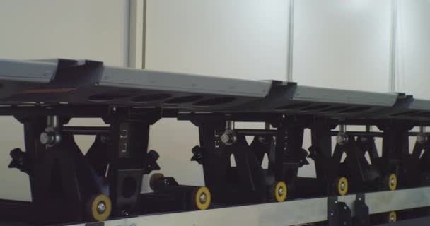 Moderno almacén equipment.roller carretillas transportadoras conectadas entre sí se mueven en rails.close-up — Vídeos de Stock