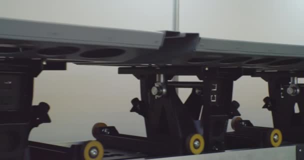 Nowoczesne wyposażenie magazynowe.wózki transportowe rolkowe połączone ze sobą poruszają się po szynach. — Wideo stockowe