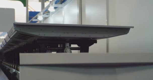 Moderní skladové vybavení.vlak z válečkových dopravníkových vozíků se pohybuje po kolejích uvnitř skladu.close-up — Stock video