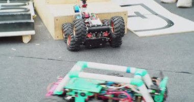 Modern ev yapımı tekerlekli robotlar yeteneklerini sergiliyorlar. Yakın çekim.