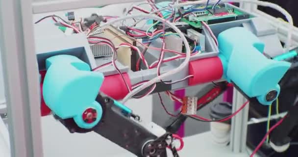 Moderne wetenschap en technologie. testen van een industriële robot gefixeerd op een standaard werkstuk met close-up. — Stockvideo