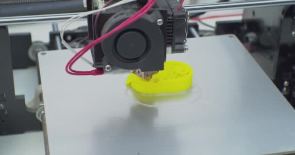Impressora technologies.3D moderno imprime um plástico complexo part.close-up — Vídeo de Stock