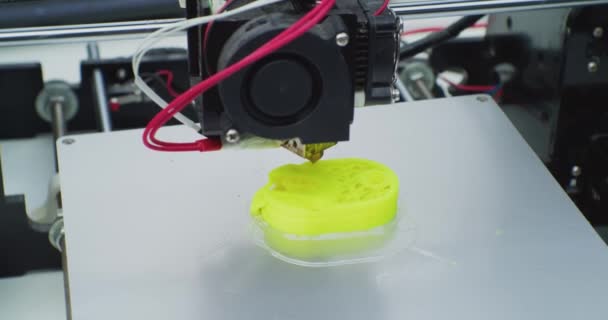 Moderne productie. 3D printer print een complex plastic onderdeel.close-up van een technologisch proces — Stockvideo