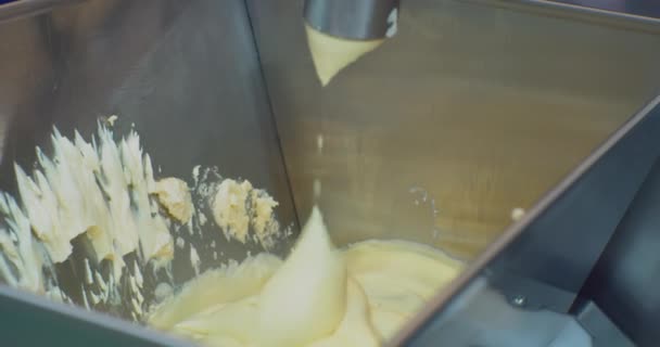 산업 식품 생산. 두꺼운 페이스트리 크림 이 파이프에서 기계를 형성하는 기계의 호퍼로 공급 된다. 기술 공정의 클로즈업 — 비디오
