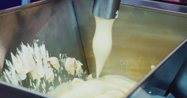 Production alimentaire moderne. crème épaisse tombe dans la trémie. processus technologique close up — Video