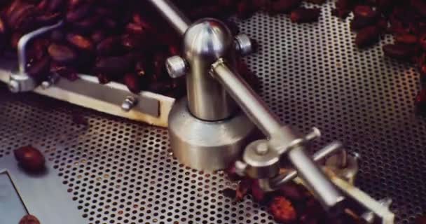Ipari élelmiszer termelés.Tekintse meg a kávépörkölő gép. technológiai folyamat közelkép — Stock videók