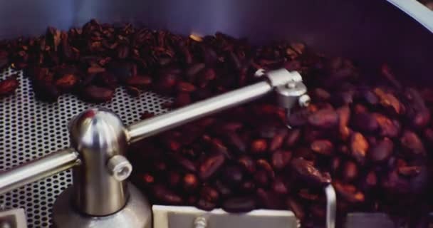 Produkcja żywności przemysłowej.Ciemne i aromatyczne ziarna kawy w nowoczesnym maszynie do prażenia.zbliżenie — Wideo stockowe
