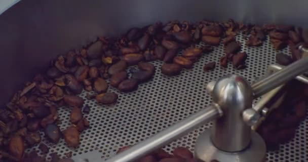 Βιομηχανική παραγωγή τροφίμων.Ψήσιμο κόκκων καφέ στο Roasting εξοπλισμό.closeup — Αρχείο Βίντεο