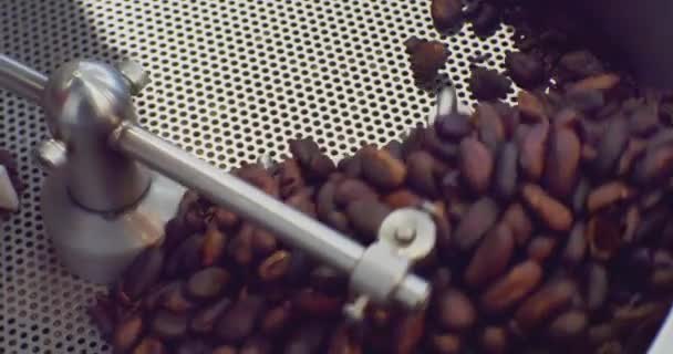 Produkcja żywności przemysłowej.Widok maszyny do pieczenia kawy. zbliżenie procesu technologicznego — Wideo stockowe