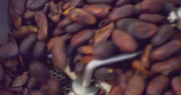Producción industrial de alimentos.Vista de la máquina de tostado de café. primer plano del proceso tecnológico — Vídeos de Stock