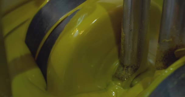Moderne apparatuur voor industriële voedselproductie. de vloeibare gesmolten massa van karamelsiroop wordt gemengd in een industriële menger. technologisch proces close-up — Stockvideo