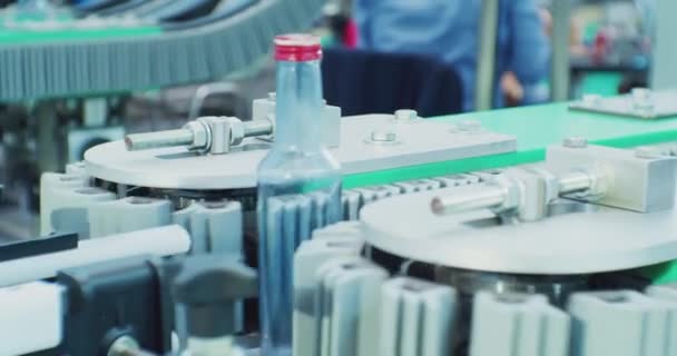 Moderne industriële productie.glazen flessen bewegen langs de transportband van de vullijn.close-up schieten van het technologische proces — Stockvideo