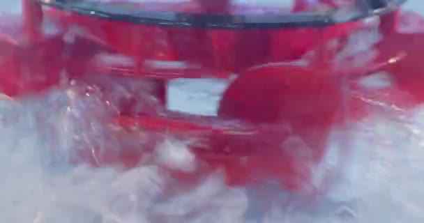 De turbine draait en mengt water in een transparante glazen container.close-up.technology achtergrond — Stockvideo