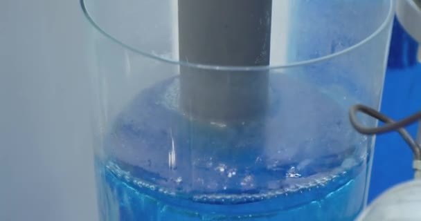 Teknologi modern. Peralatan pompa. Cairan diterangi dengan indah dipompa dalam tabung gelas transparan. — Stok Video