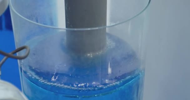 Nowoczesny sprzęt pompowy.pięknie oświetlony płyn pompowany jest w przezroczystą szklaną rurkę.close-up.water treatment.technology background.close-up — Wideo stockowe