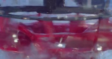 Modern bilim ve teknoloji geçmişi. Yenilenebilir enerji. Türbin temiz, şeffaf bir su akışında döner. yakın plan