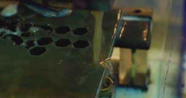 Modern endüstriyel ekipman. Metal levhayı lazer ışınıyla kesiyor. Teknolojik süreç yakın plan.