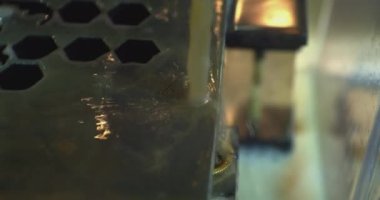 Modern endüstriyel ekipman. Metal levha çok hassas işlenmiş. Lazer ışını parçayı keser. Teknolojik bir sürecin kapanışı