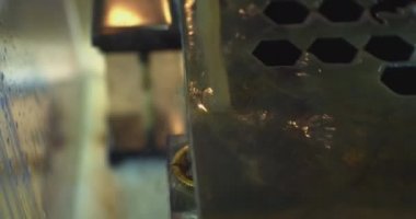 Modern endüstriyel ekipman. Metal levha çok hassas işlenmiş. Lazer ışını parçayı keser. Teknolojik bir sürecin kapanışı