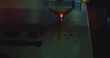 Fiber lazer kesme makinesi metal plakayı kesti. Lazer kesme makinesiyle yüksek teknoloji metal üretim süreci. Yakın plan.
