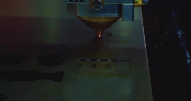 Fiber lazer kesme makinesi metal plakayı kesti. Lazer kesme makinesiyle yüksek teknoloji metal üretim süreci. Yakın plan.