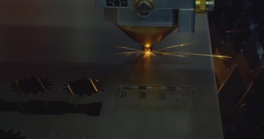 Modern endüstriyel ekipman. Metal levhayı lazer ışınıyla kesiyor. Teknolojik süreç yakın plan.