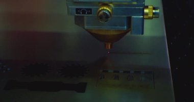 Modern endüstriyel ekipman. Metal levha çok hassas işlenmiş. Lazer ışını parçayı keser. Teknolojik bir sürecin kapanışı