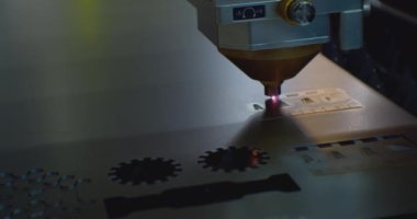 Fiber lazer kesme makinesi metal plakayı kesti. Lazer kesme makinesiyle yüksek teknoloji metal üretim süreci. Yakın plan.