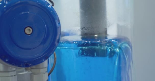 Moderne pomp apparatuur.prachtig verlichte vloeistof wordt gepompt in een transparante glazen buis.close-up — Stockvideo