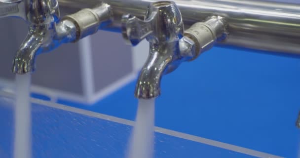 Straaljagers van schoon water worden uit de metalen kranen van de mixers gegoten. — Stockvideo