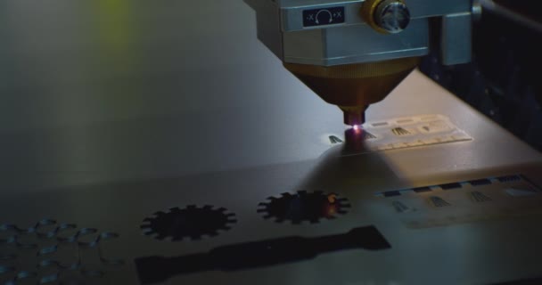 Fiber lazer kesme makinesi metal plakayı kesti. Lazer kesme makinesiyle yüksek teknoloji metal üretim süreci. Yakın plan. — Stok video
