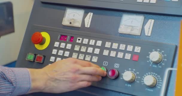 Mecánica de maquinaria industrial y trabajador de fábrica ajusta el panel de control de la máquina de la industria y comprueba si todo funciona correctamente.close-up — Vídeo de stock