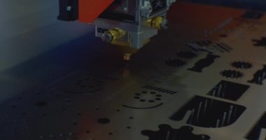 Modern endüstriyel ekipman. Metal levha çok hassas işlenmiş. Lazer ışını parçayı keser. Teknolojik bir sürecin kapanışı